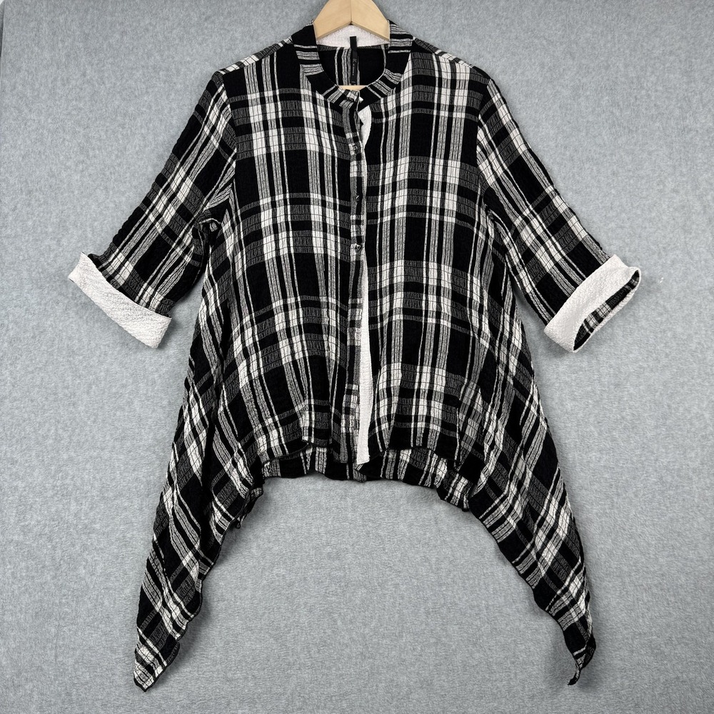 IC by Connie‎ K Top Womens Medium Black White Plaid Tunic Sharkbite Hem Artsy